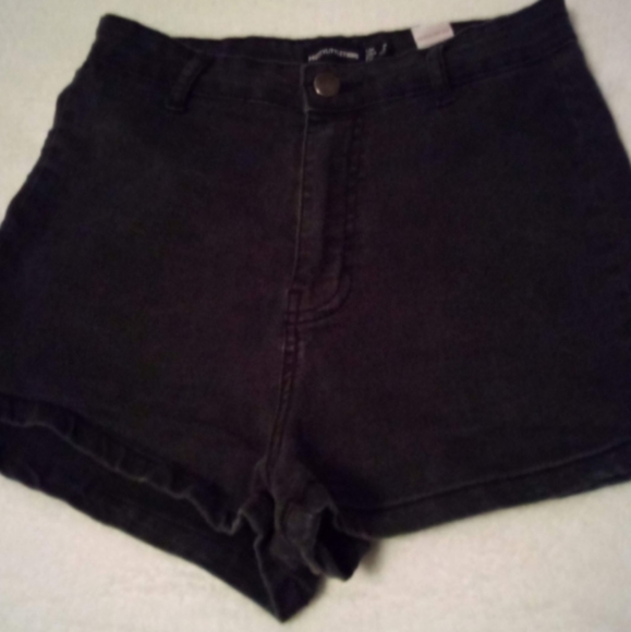 GIFT 🏷️Pretty little thing Black high waisted disco inspired shorts - Picture 9 of 9